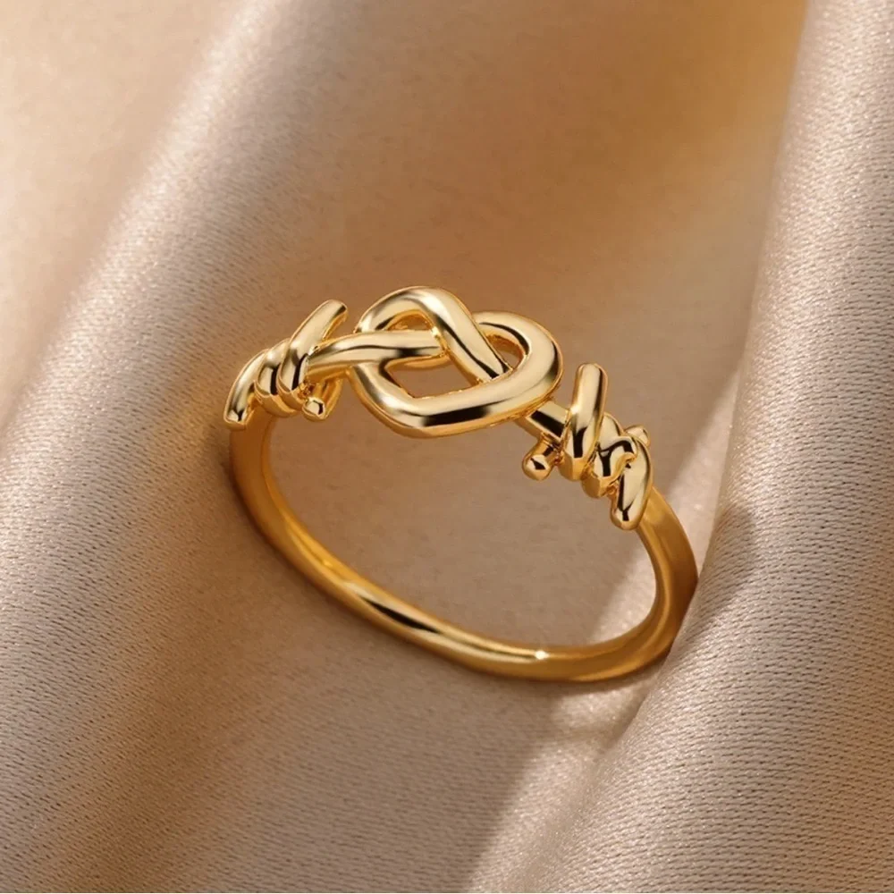 ⭐️NEW⭐️ 18K Gold Women’s Heart Surrounded By Barbed Wire Ring